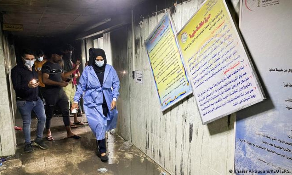 Explosión de tanque de oxígeno en hospital de Irak deja 82 muertos