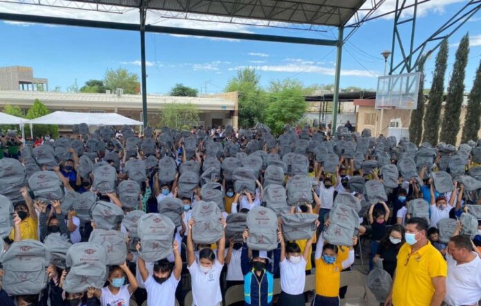 Cruz Pérez entrega 110 mil paquetes de útiles escolares; antes sólo se entregaron 10 mil