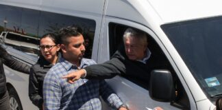 AMLO visita Ciudad Juárez entre protestas de migrantes