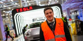 Visita Samuel García planta de Tesla en Berlín